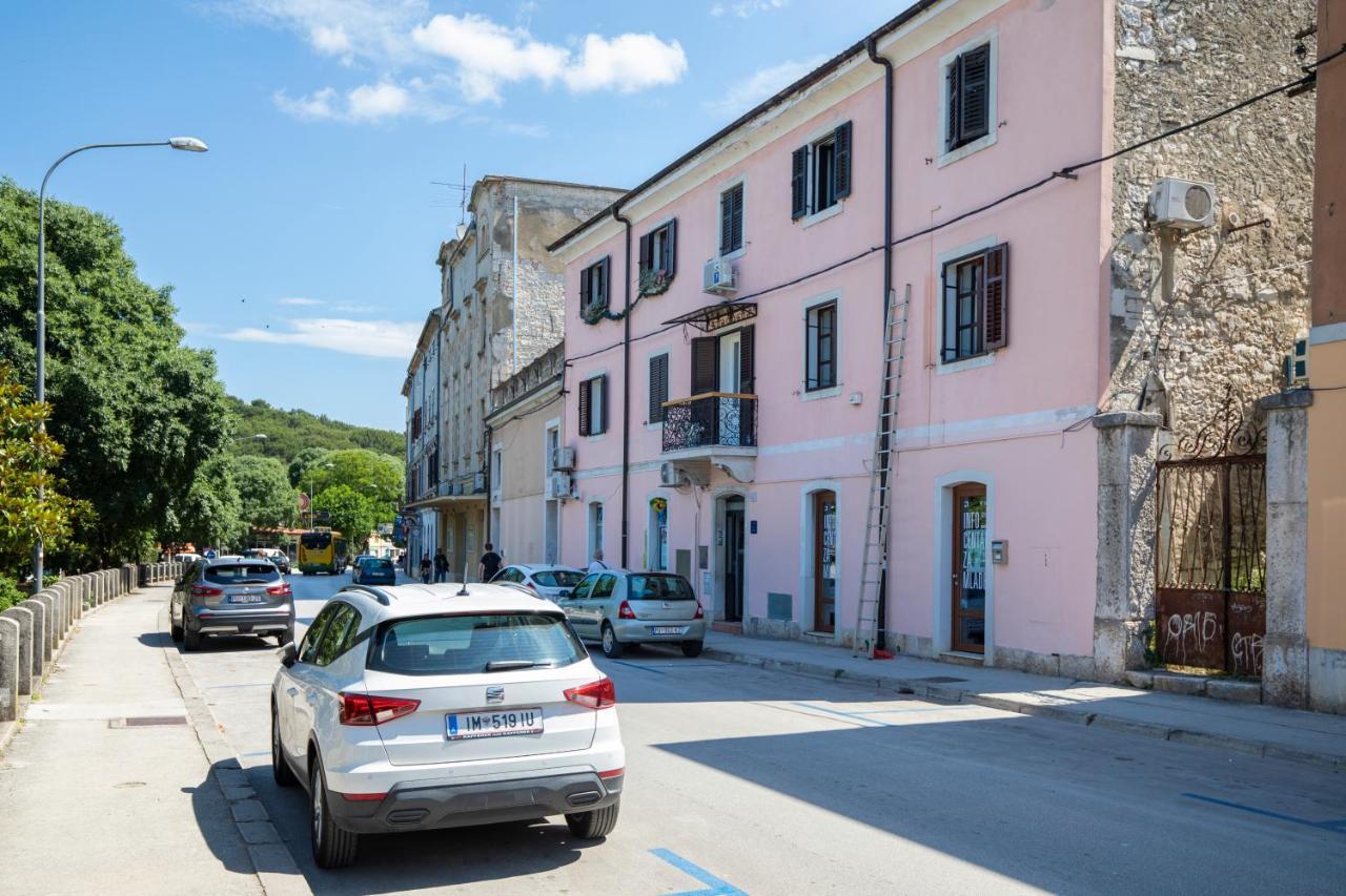 Twins Amphitheatre Apartments Pula Exterior photo